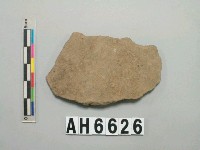 藏品(灰褐色夾砂陶片)的圖片